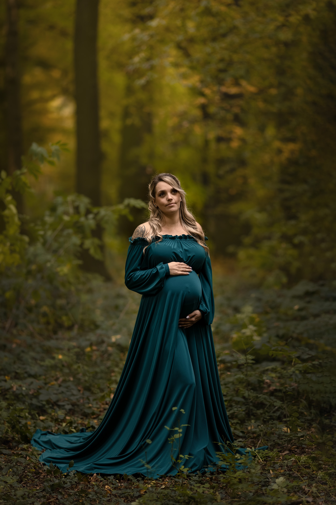 Babybauchfotografie im grünen Kleid im Farn