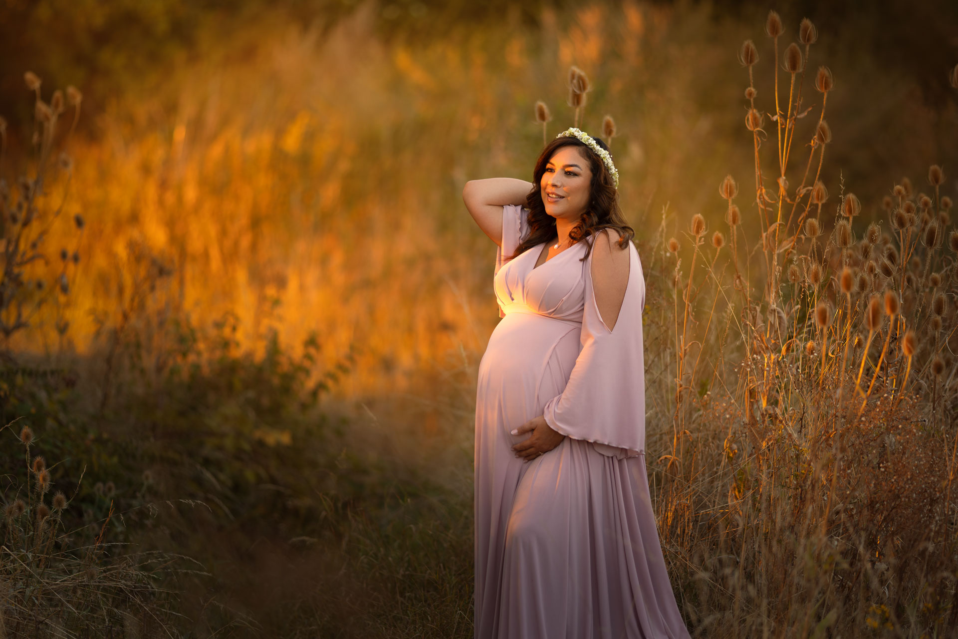 Collage aus Schwangerschaftsfotos mit verschiedenen Kleidern