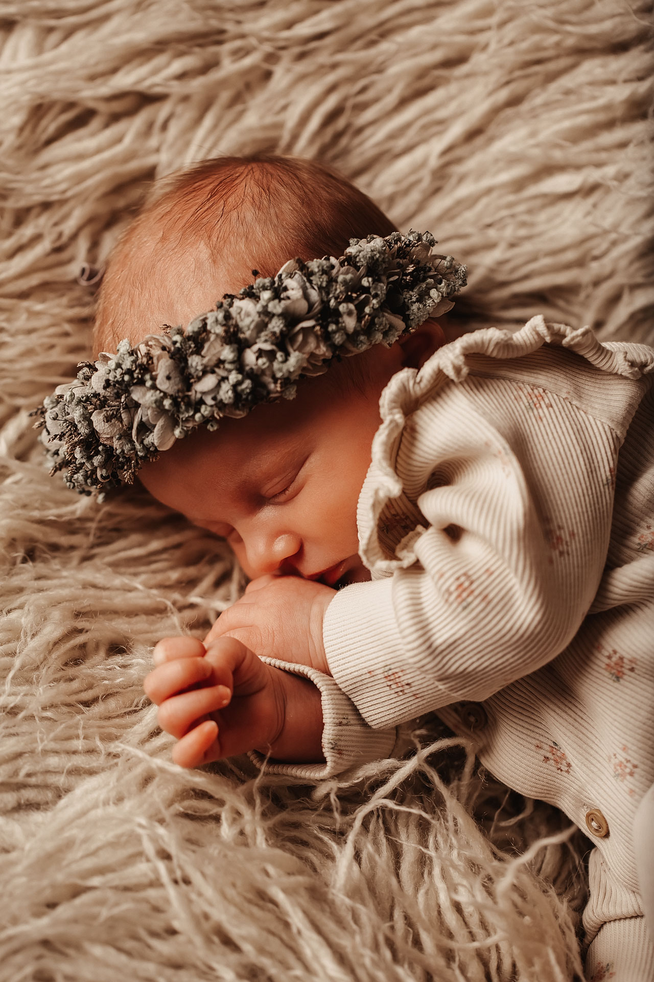 Babybauchfotografie im dunkelblauen Kleid mit Rüschenkragen in der Natur