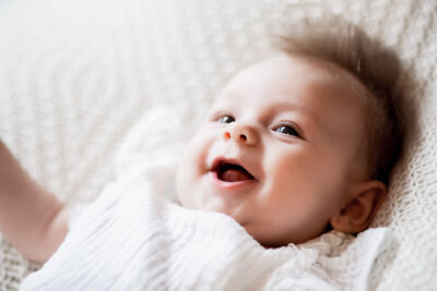 Portrait eines lachenden Babys