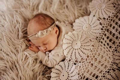 schlafendes Baby geborgen auf einem warmen Fell