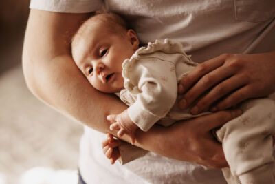 Baby auf dem Arm des Vaters