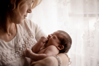 schlafendes Baby bei Mama auf dem Arm