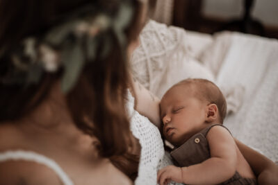Schlafendes Baby bei Mama auf dem Arm