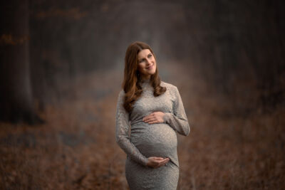 Babybauchshooting im grauen Kleid