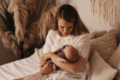 schlafendes Baby bei Mama auf dem Arm